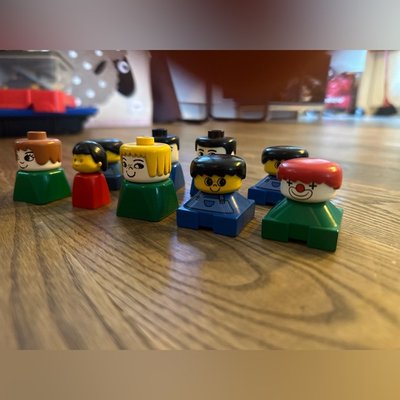 Nine (9) vintage Duplo people (including one first version!!!) - Picture 2 of 4